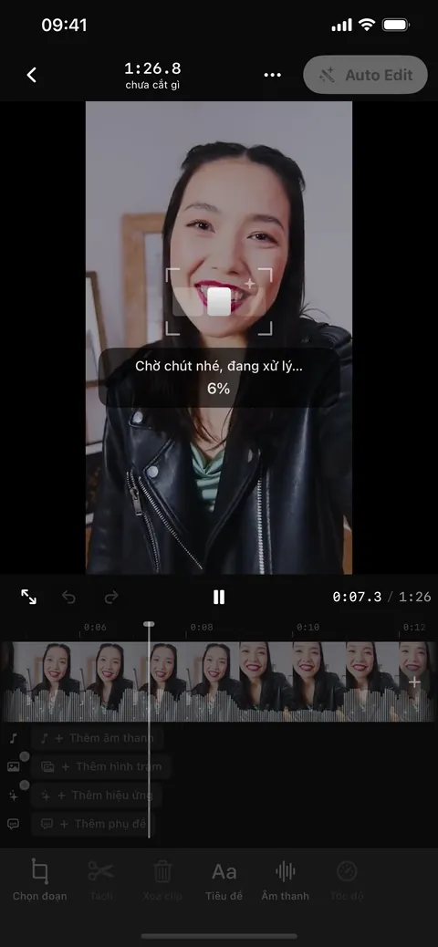 Đang xử lý — video vẫn phát